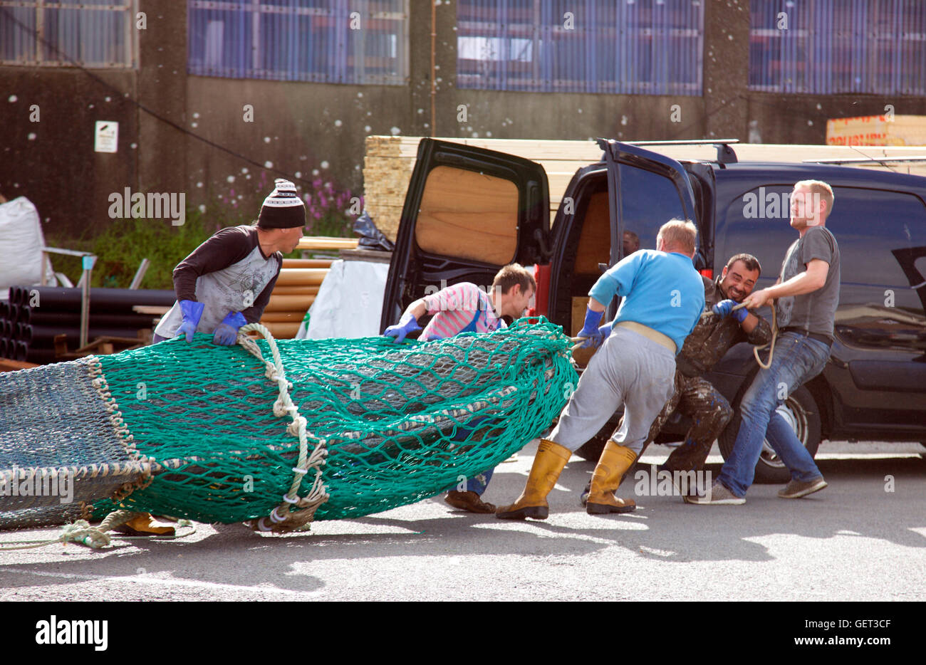 Acarreo de pescadores en las redes Castletownbere, West Cork Foto de stock