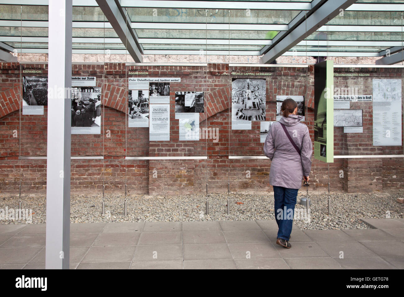 Una joven turista en el exterior del Museo Topografía del Terror en el sitio de la antigua sede de la Gestapo Nazi en Berlín. Foto de stock