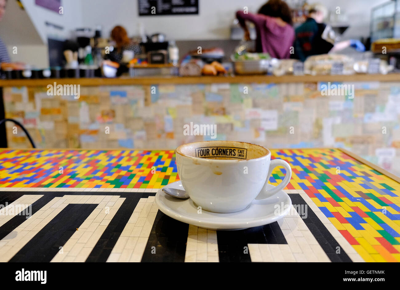 Una taza de café vacía en las cuatro esquinas Café en Londres. Foto de stock