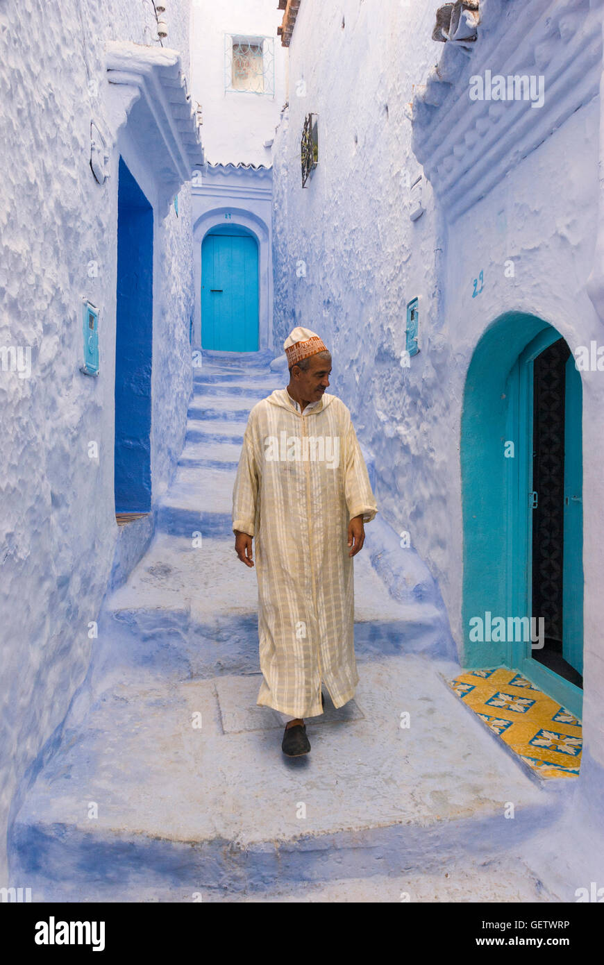 Hombre local vestida con ropa tradicional marroquí caminando en Chefchaouen. Foto de stock