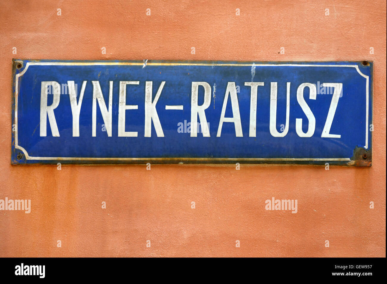 Signo de la calle Rynek Ratusz en la plaza del mercado en el casco antiguo de la ciudad de Wroclaw - Polonia. Foto de stock