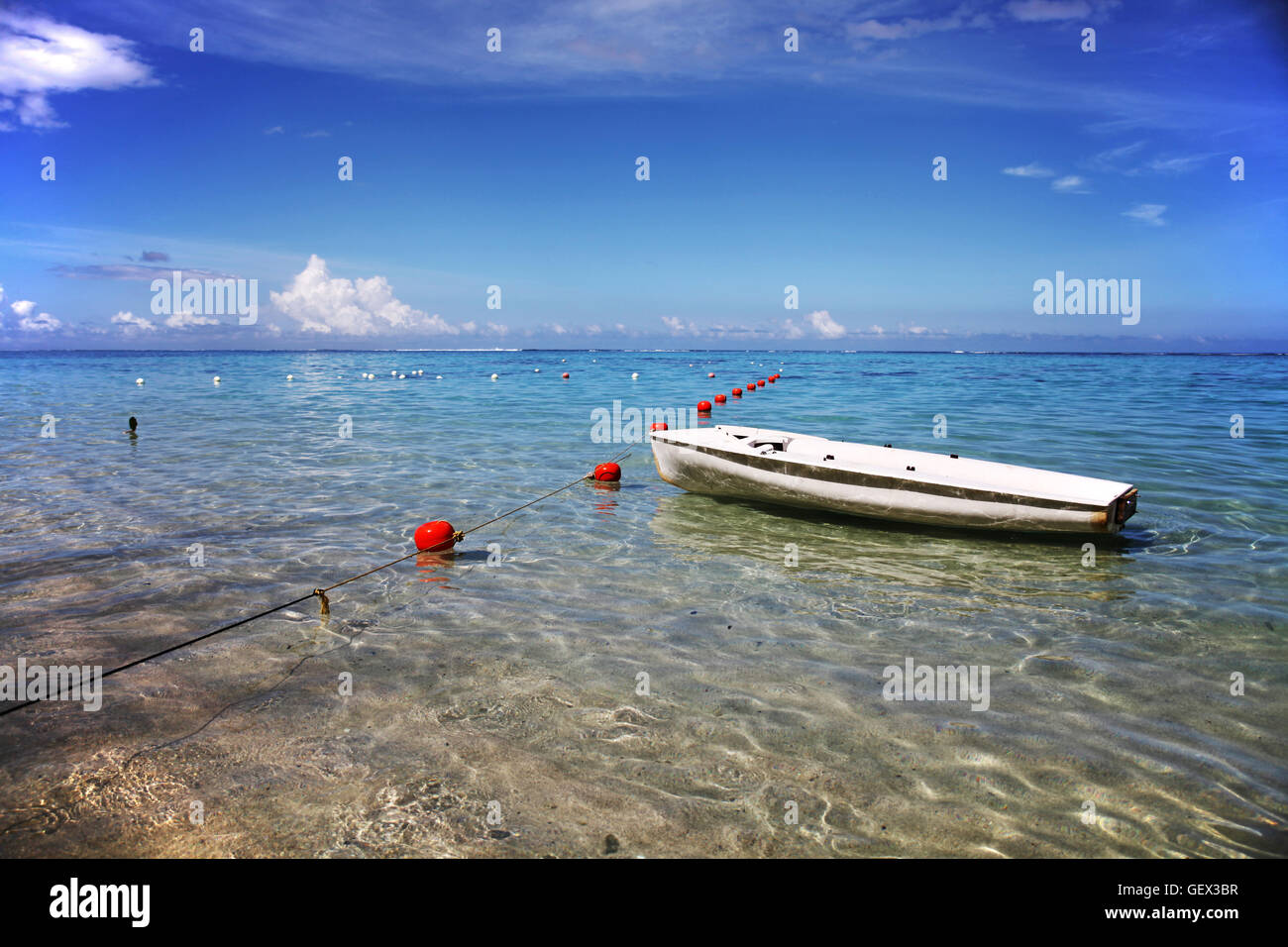 Playa y barco en aguas someras de Tahití, Îles du vent, Französisch-polynesien Foto de stock