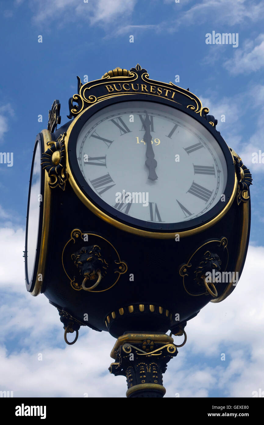 Reloj público muestra 12 o'clock en el centro de Bucarest, Rumanía Foto de stock