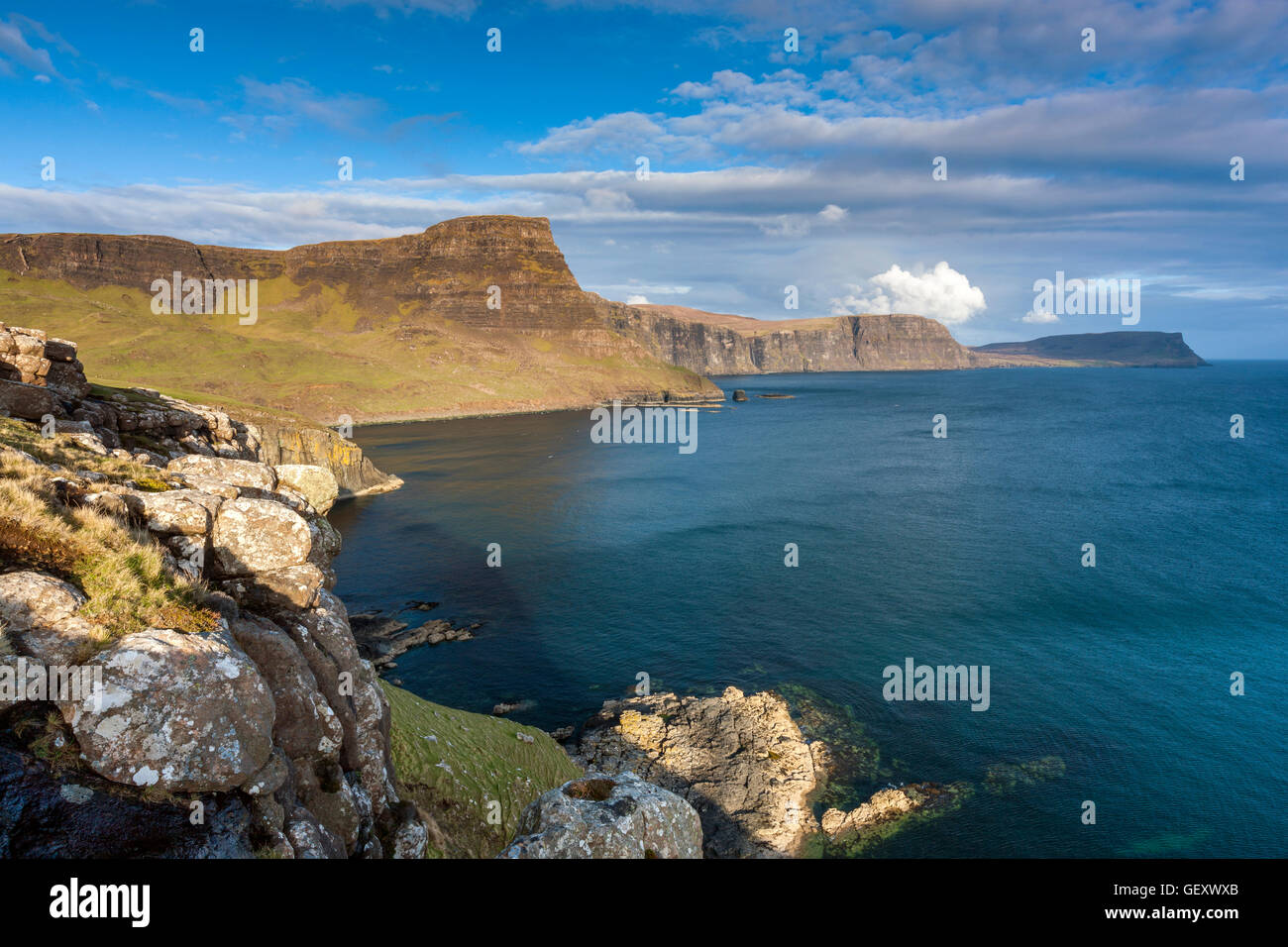 Vistas hacia la bahía de Moonen Ramasaig Waterstein Head y acantilados. Foto de stock