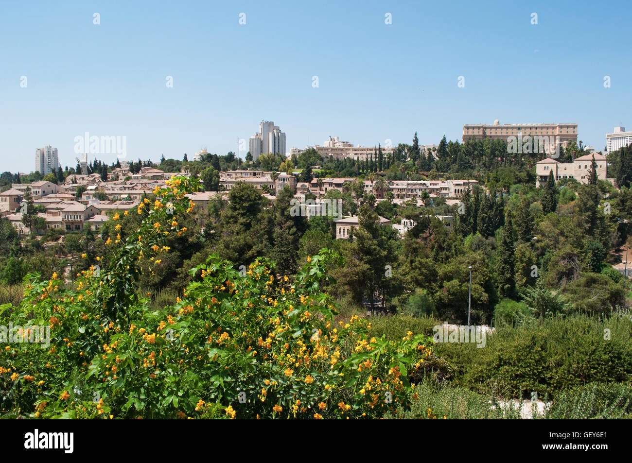 Jerusalén, Israel: vista al oeste hacia la Ciudad Nueva con Mishkenot Sha'ananim, el primer barrio judío fuera de las antiguas murallas de la ciudad antigua Foto de stock