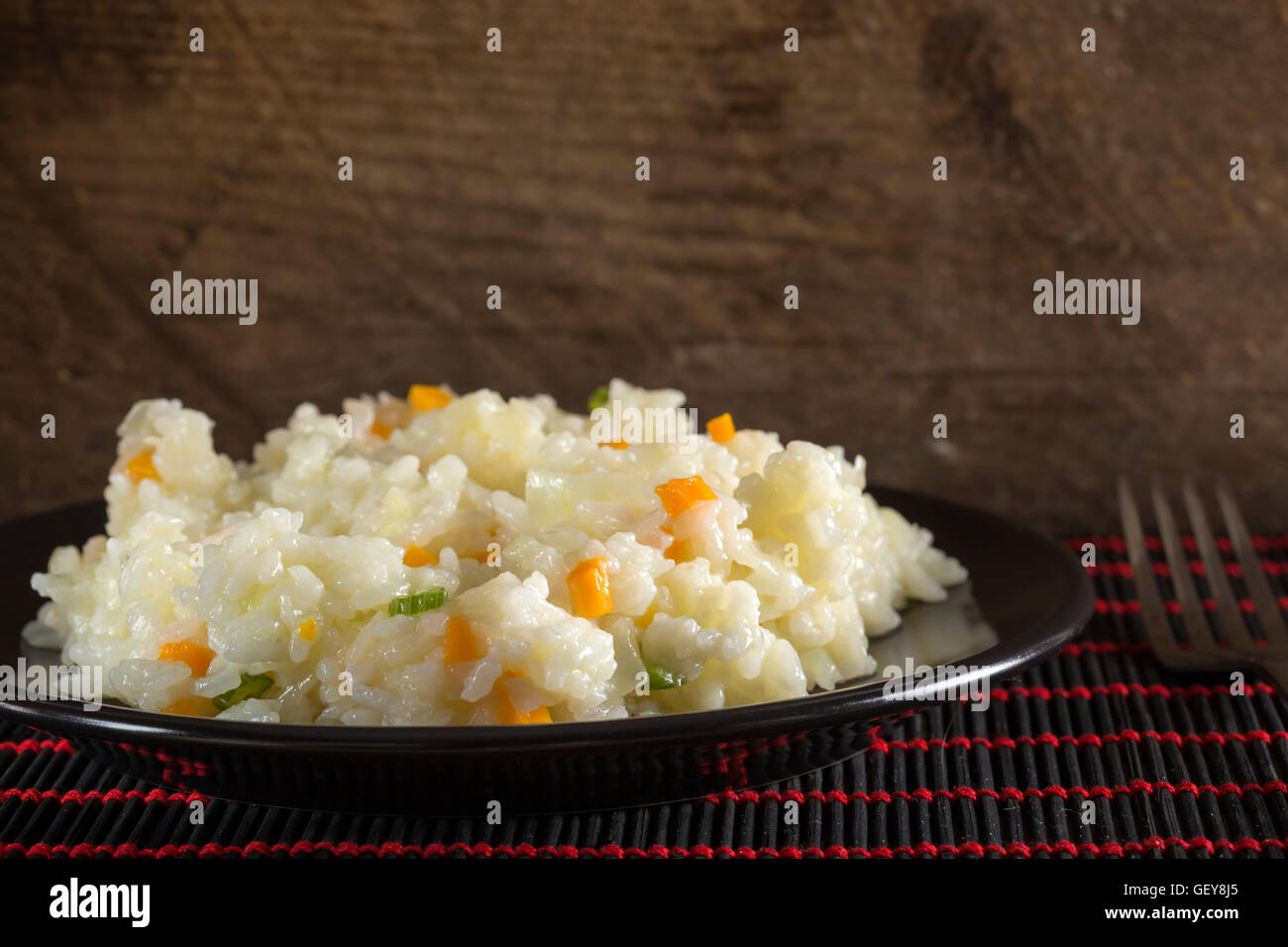 Un plato de arroz con verduras. El enfoque selectivo. Foto de stock