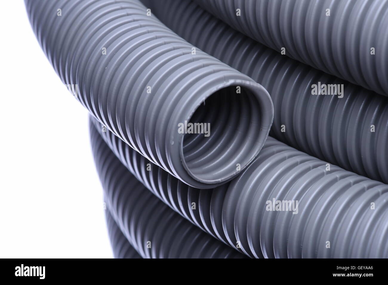 Tubo corrugado para la instalación de cable eléctrico aislado sobre fondo  blanco Fotografía de stock - Alamy