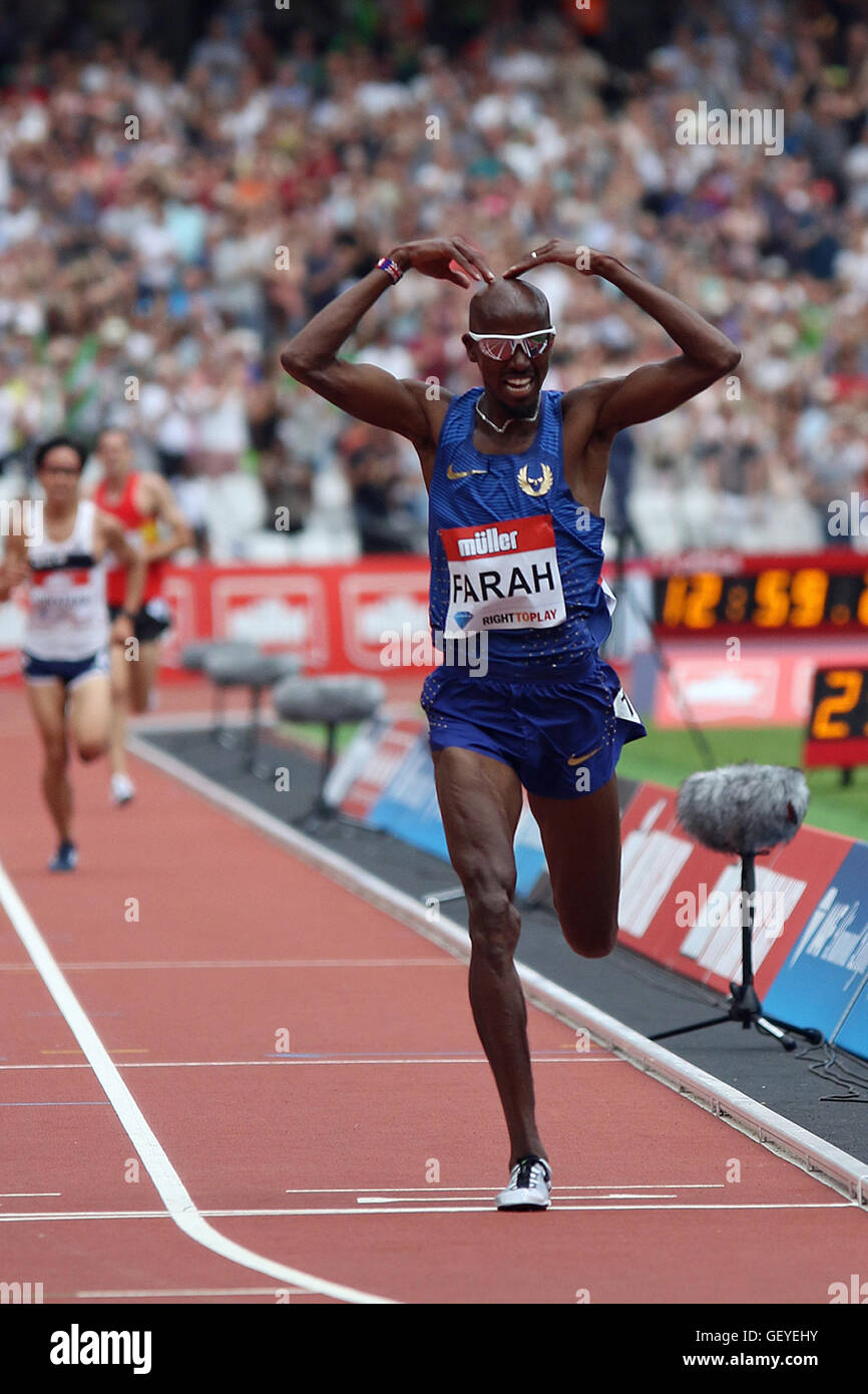 Mo FARAH (GBR) celebra tras ganar la prueba de 5.000 metros en los mens de 2016 Müller aniversario juegos , el Estadio Olímpico de Londres, Stratford Foto de stock