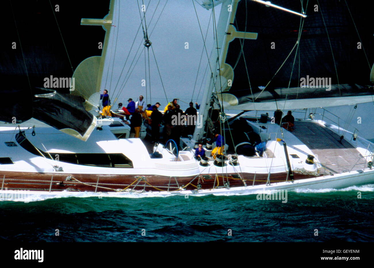 AJAXNETPHOTO. 20 DE AGOSTO DE 2001. COWES. - El Jubileo de Plata de LA AMERICA'S CUP - I.O.W. Inglaterra. El yate mari-CHA III Racing en el Solent de sobretensión de la re-promulgó el jubileo de la America's Cup Regatta. Foto: Jonathan EASTLAND/AJAX. REF: 001270. Foto de stock