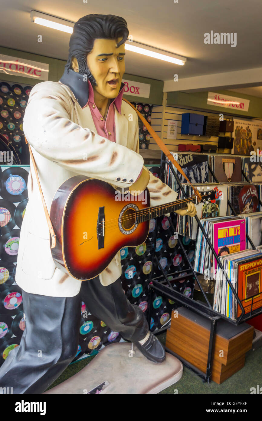 Tamaño de la vida de Elvis Presley Mannikin tocar una guitarra en una tienda de venta de música de vinilo Foto de stock