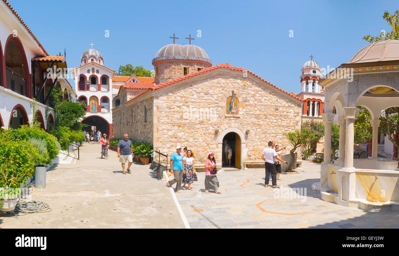 Evia, Grecia el 25 de julio de 2016. Gente de todo el mundo visitan el famoso monasterio de San David en Evia. Foto de stock