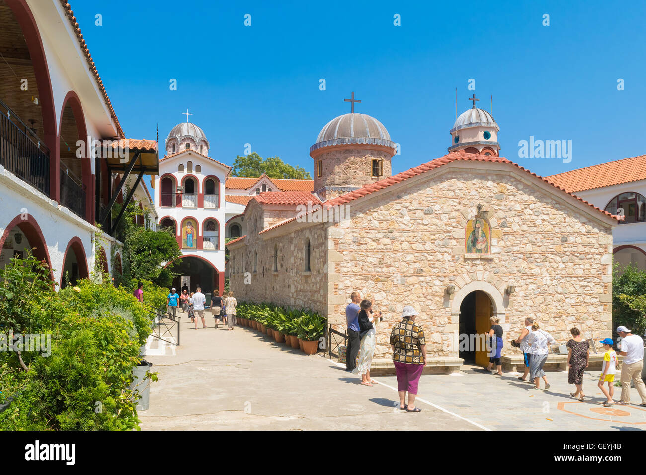 Evia, Grecia el 25 de julio de 201. Gente de todo el mundo visitando el famoso monasterio de San David en Evia. Foto de stock