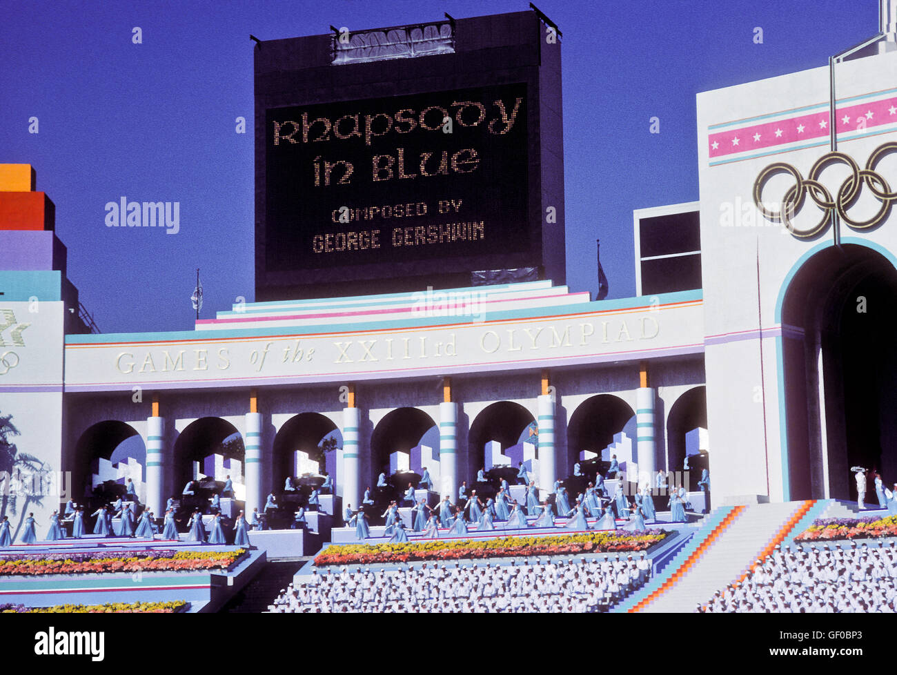 Actuaciones musicales durante las ceremonias de apertura de los Juegos Olímpicos de 1984 en Los Ángeles. Foto de stock