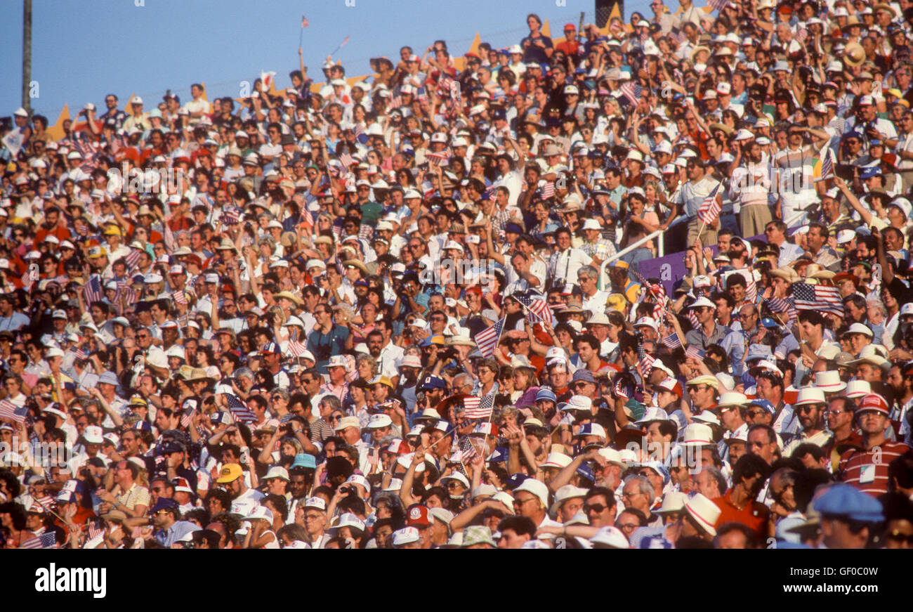 Multitud aclamando en el estadio de los Juegos Olímpicos de 1984 en Los Ángeles. Foto de stock