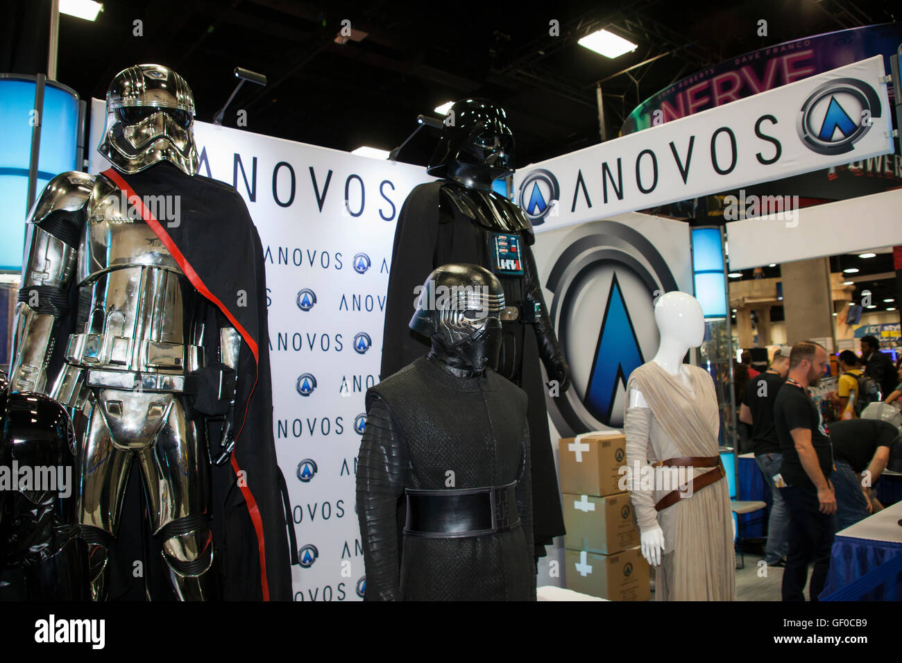 Pantalla de traje y prop réplicas exactas de las películas de Star Wars en  exhibición en el stand Anovos en la San Diego Comic Con, julio de 2016  Fotografía de stock - Alamy