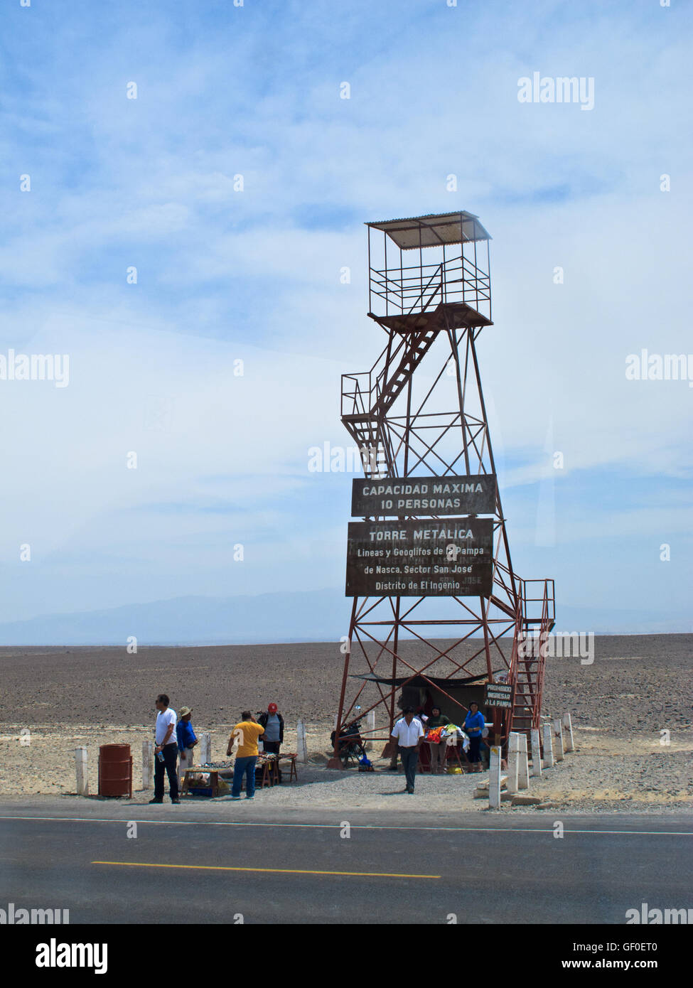 La torre de observación en línea de Nazca Nazca Foto de stock