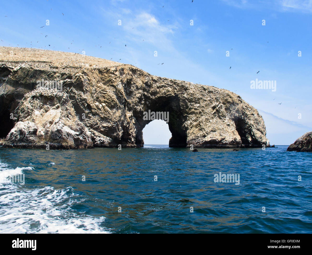 Arco de roca en Islas Ballestas Foto de stock