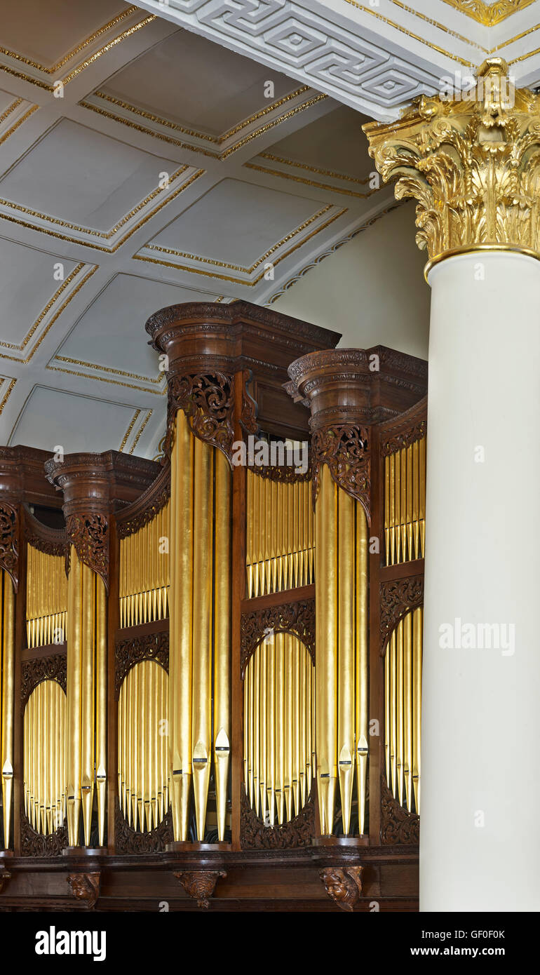 St George's Hanover Square. Caso de órgano y tuberías Foto de stock