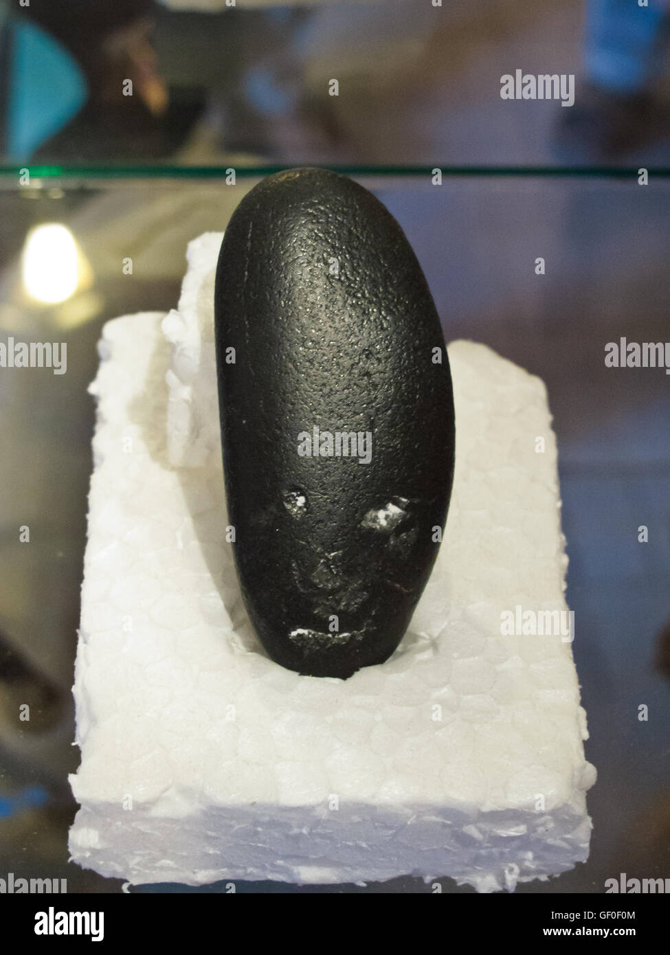 La piedra mostrando la alargada cabeza humana pueden ser encontrados en el museo de historia de Paracas Foto de stock
