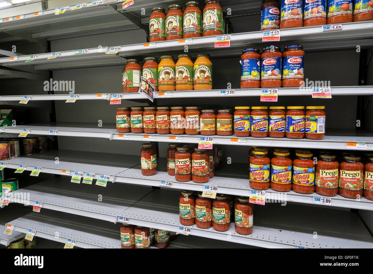 Estantes de supermercado vacío Fotografía de stock - Alamy