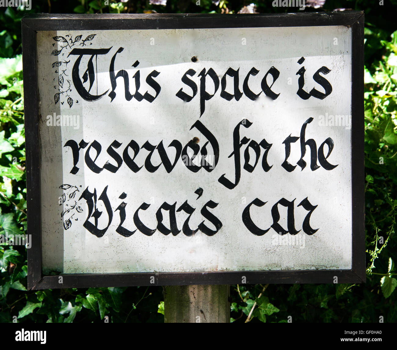 Firmar la reserva de espacio para 'El vicario' del coche. Foto de stock
