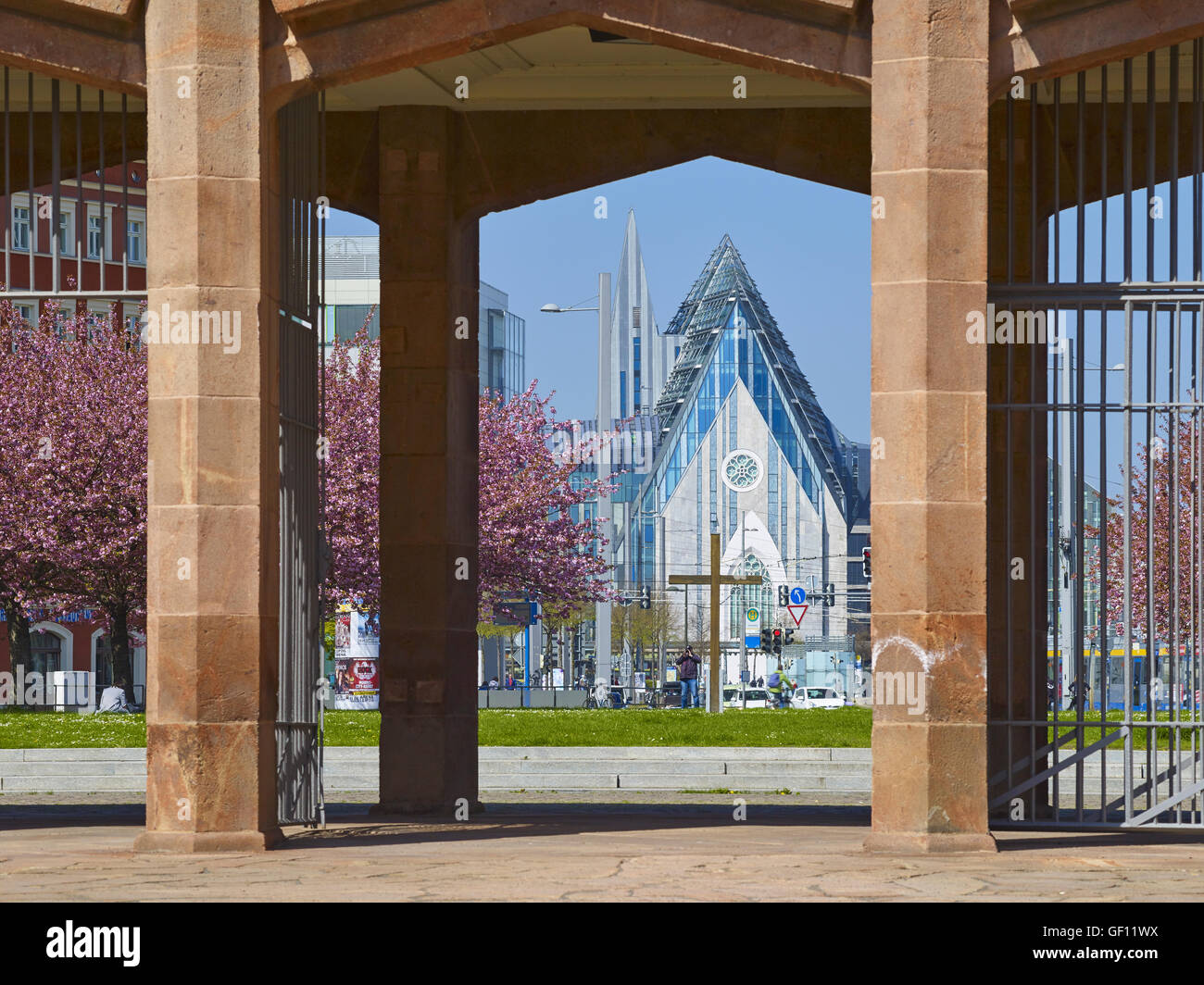 Vista desde Grassimuseum En Johannisplatz a Nueva Augusteum, Leipzig, Alemania Foto de stock
