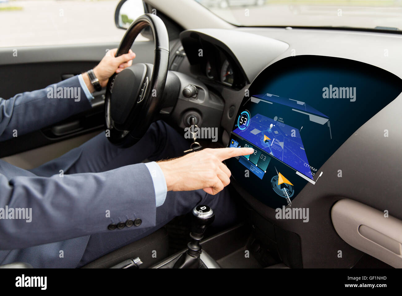 Primer plano de un hombre que conducía el coche con navegador GPS mapa  Fotografía de stock - Alamy