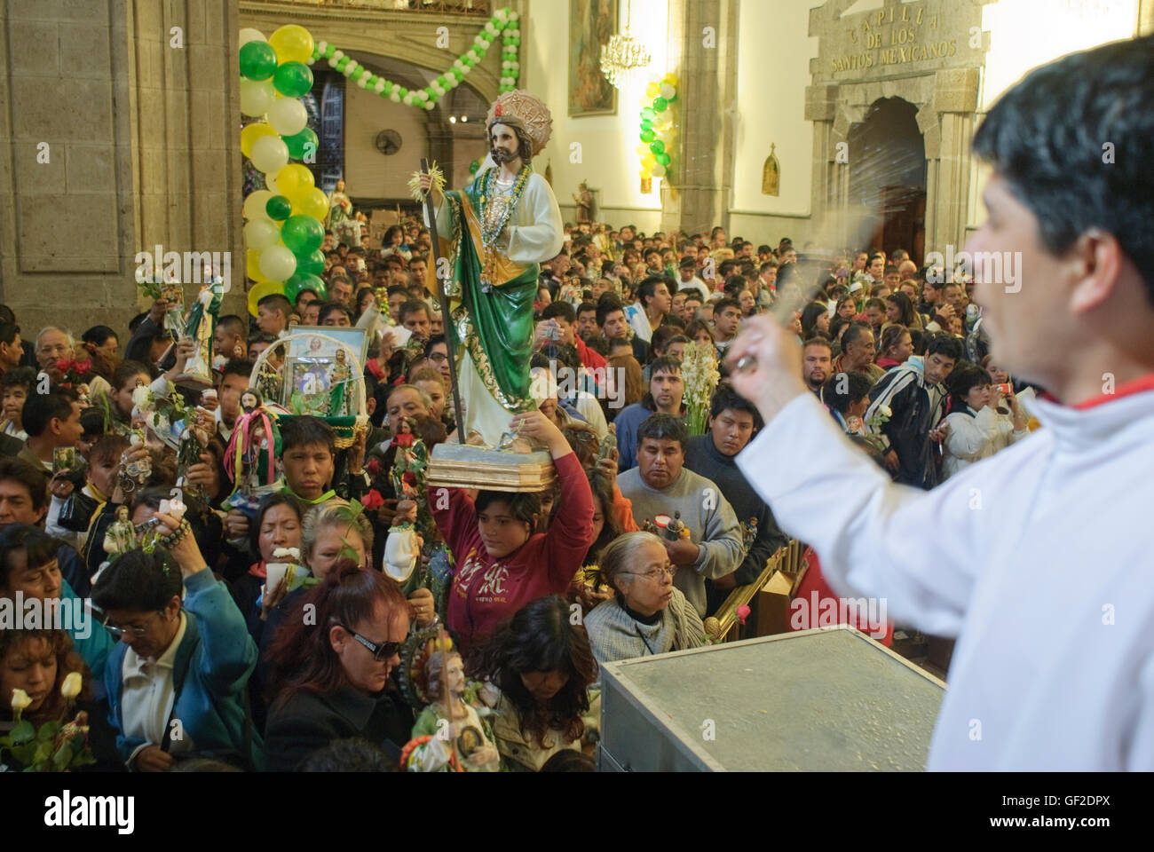 Adoradores de estatuas y otros artículos de la devoción a San Judas Tadeo, asistir a una misa en la Ciudad de México Fotografía de stock - Alamy Adoradores de estatuas y otros artículos de la devoción a San Judas Tadeo, asistir a una misa en la Ciudad de México Fotografía de stock - Alamy