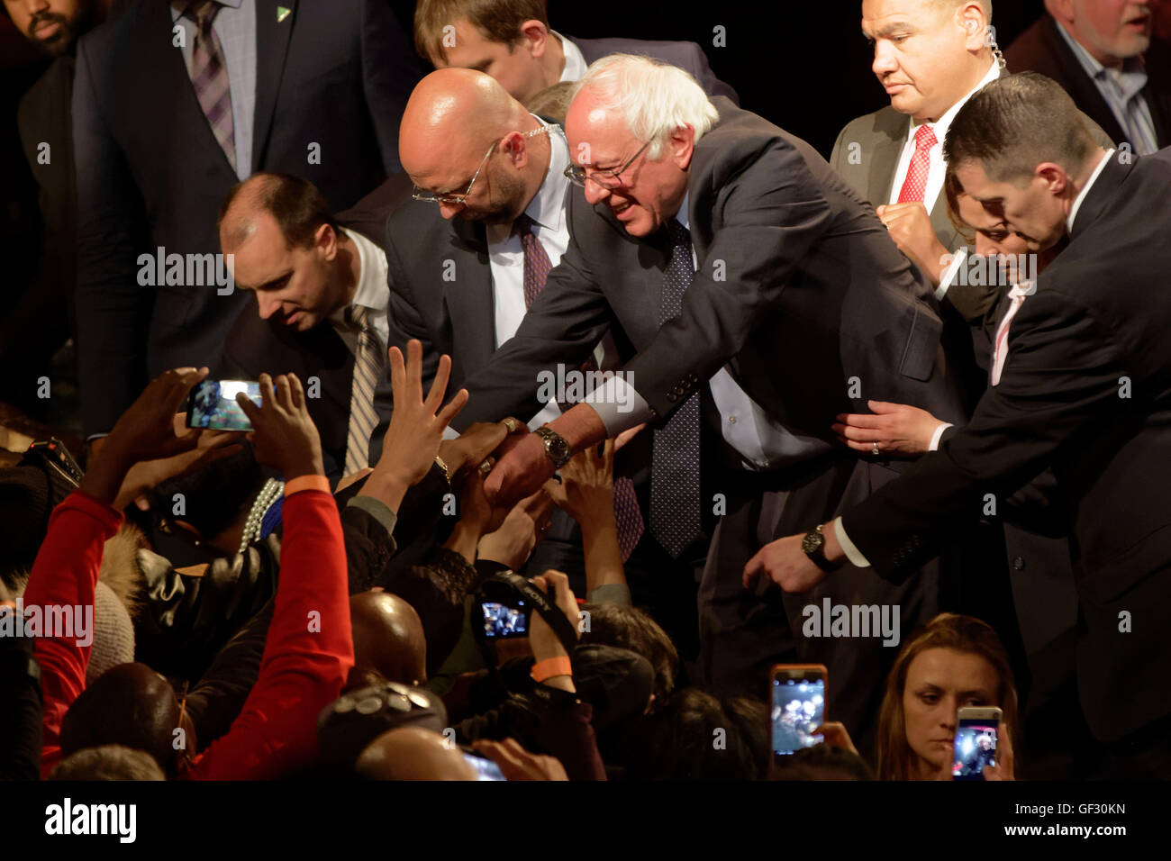 Candidato Presidencial Demócrata El Senador Bernie Sanders, de Vermont, habla durante un evento de campaña en el Teatro Apollo de Harlem Foto de stock