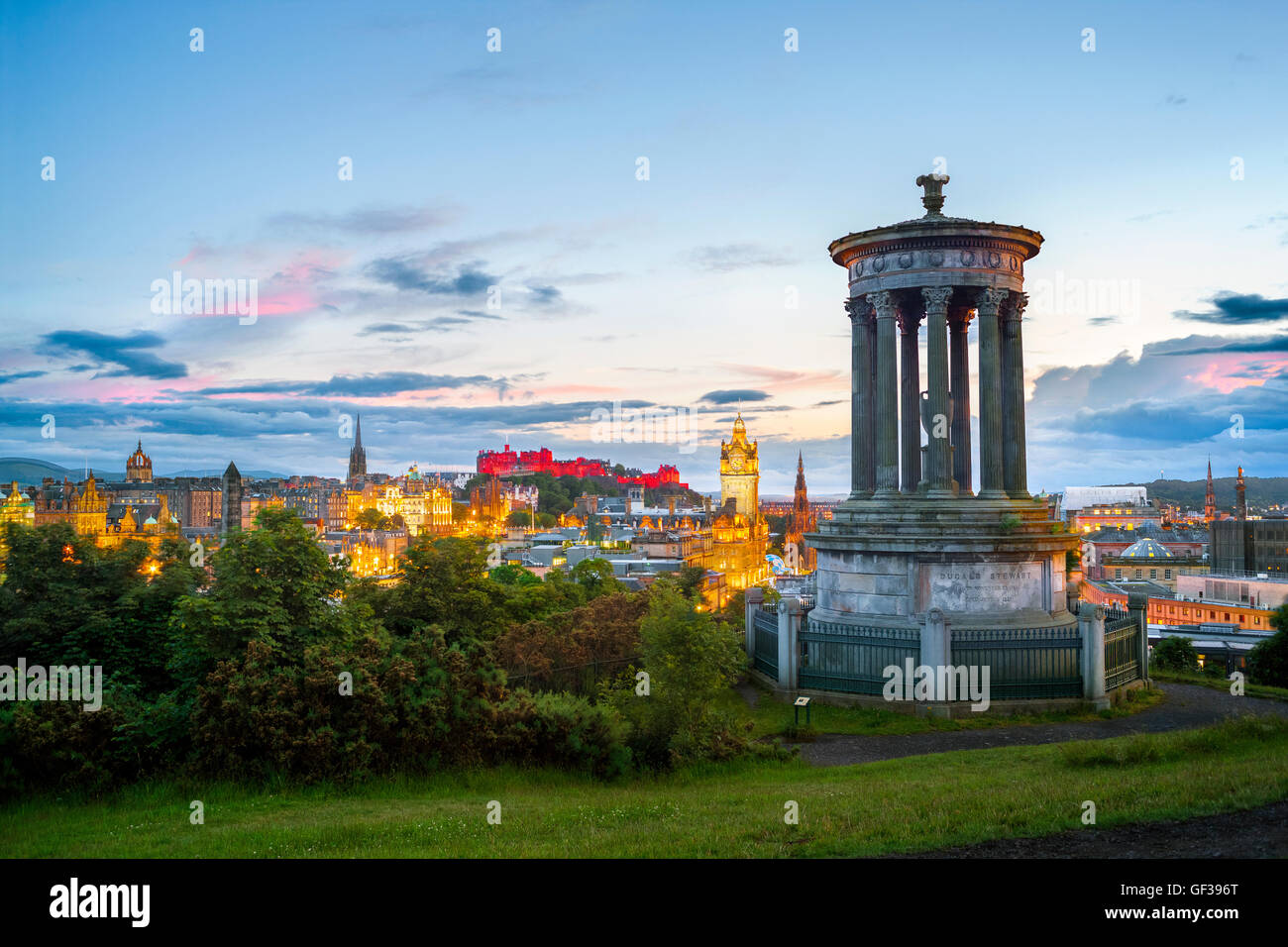 Horizonte de Edimburgo desde Cantón Hill, con el castillo de Edimburgo y el casco antiguo de la ciudad al atardecer en verano. Foto de stock