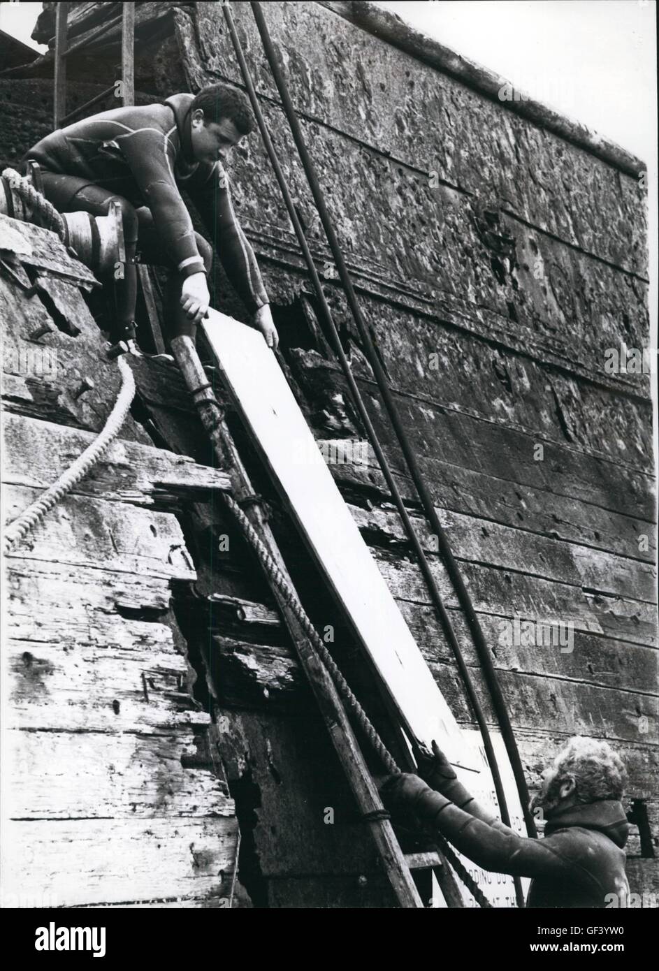 1968 - Risdon Beazley, Lyle Craigie-Halkett buzos de rescate y Don O'Hara trabajando en la grieta de estribor. La Risdon Beazley flota de 19 barcos fueron convocados en 1940, estas fueron entregadas a él para administrar junto con otros diez. Diecisiete Almirantazgo recién construido barcos de salvamento se unió a la flota durante la guerra, más de 13 embarcaciones no propulsadas por elevación. Los barcos eran tripuladas por marinos mercantes civiles. © Fotos Keystone USA/ZUMAPRESS.com/Alamy Live News Foto de stock