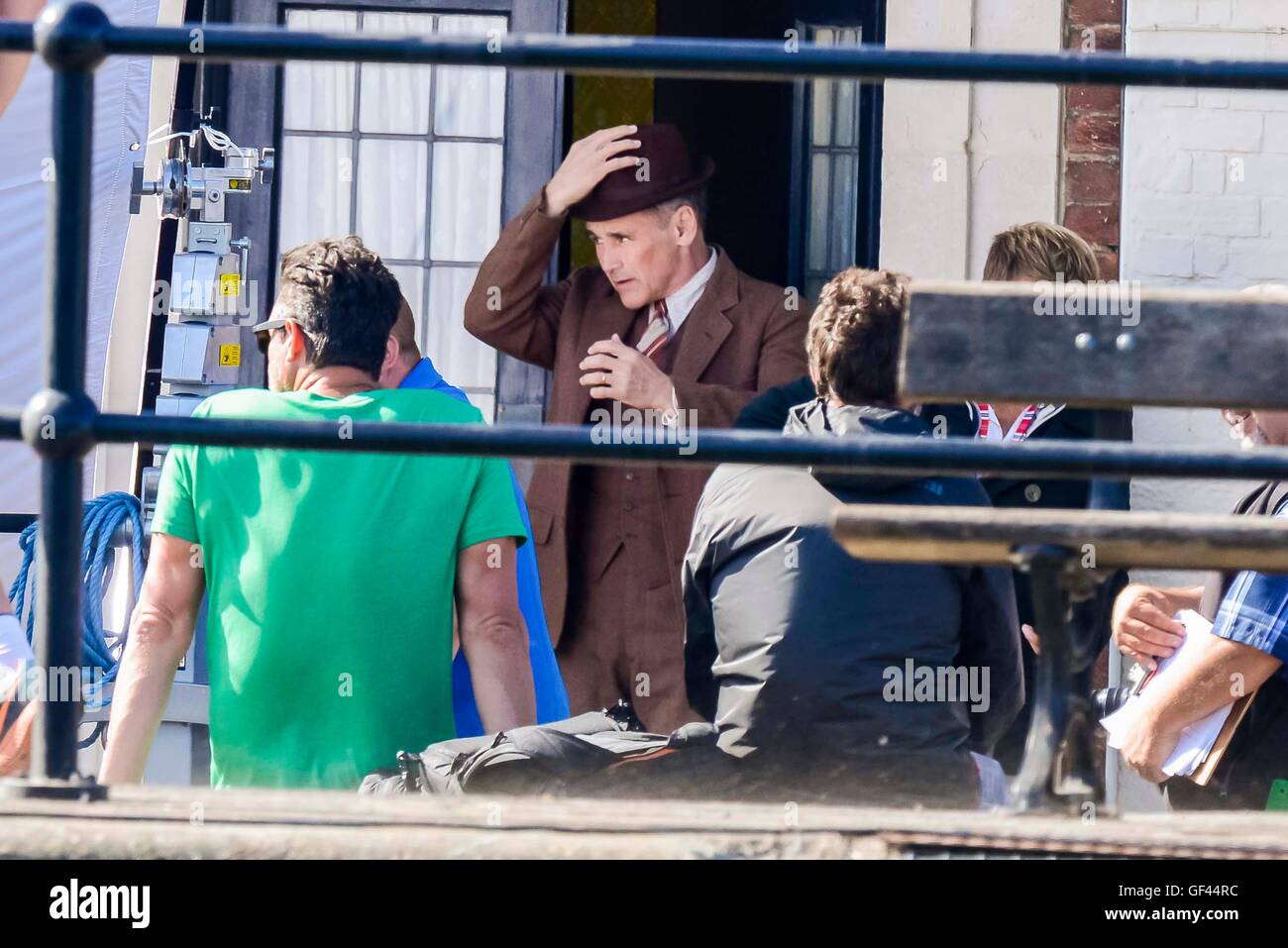 Puerto de Weymouth, en Dorset, Reino Unido. 28 de julio de 2016. El actor Mark Rylance durante el rodaje de Dunkerque en Weymouth Harbour en Dorset. Crédito de la imagen: Graham Hunt/Alamy Live News Foto de stock