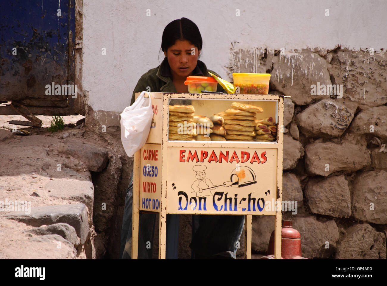 Mujer vendiendo empanadas fotografías e imágenes de alta resolución Alamy