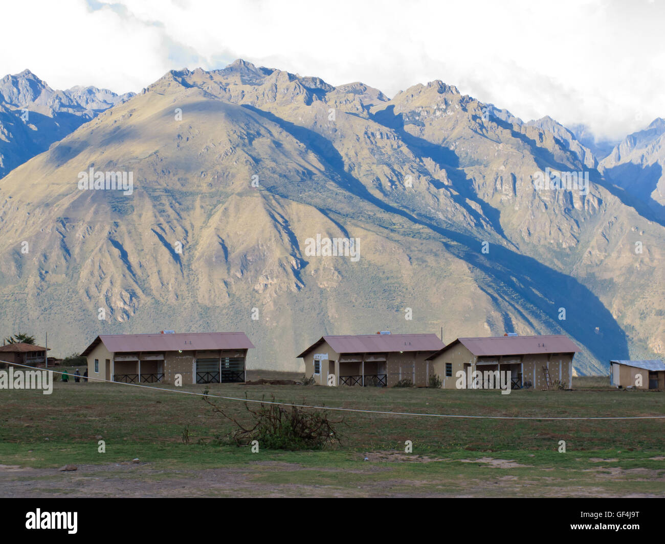 Las casas y los Andes en la alta meseta de Moray. Foto de stock