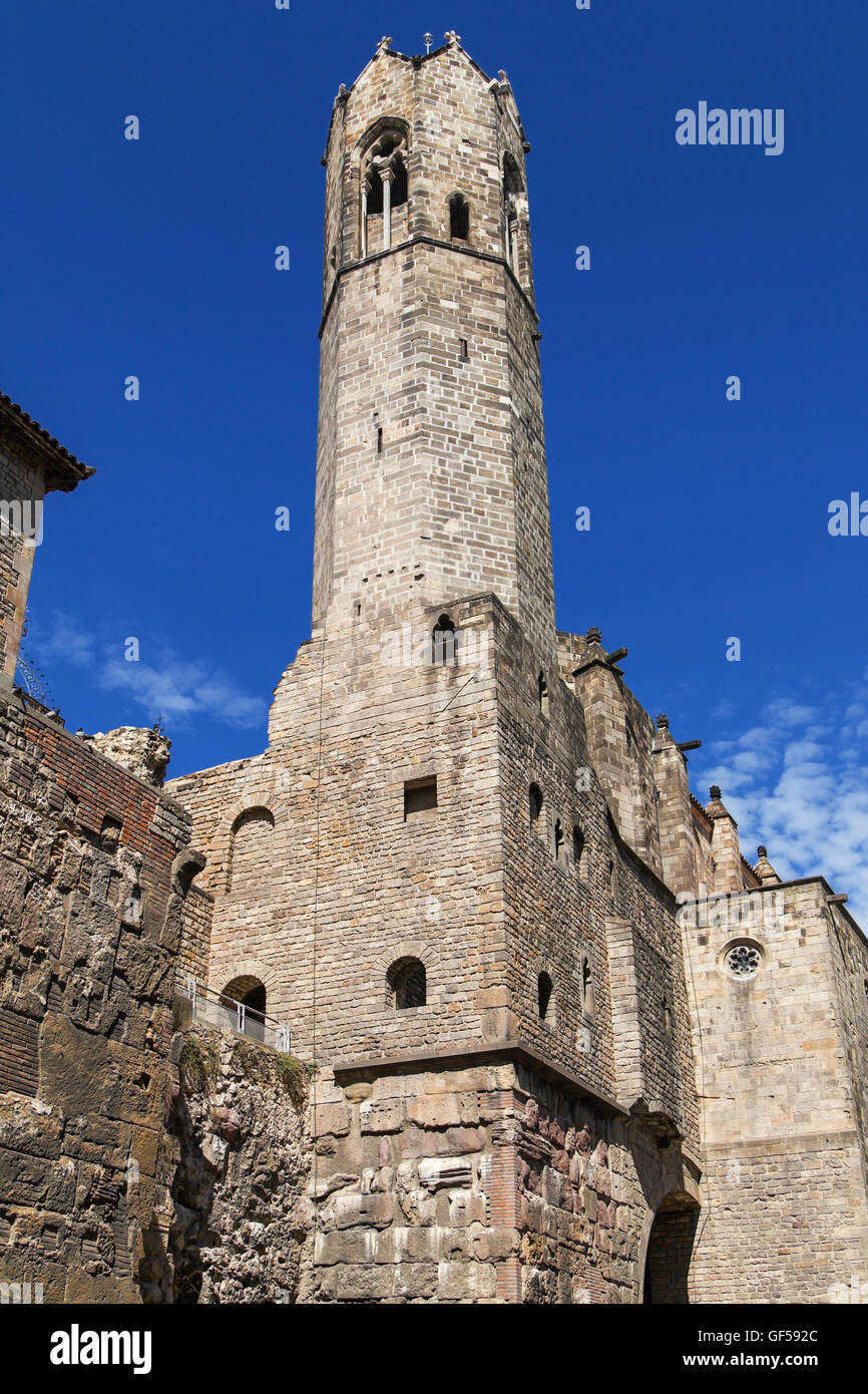 Torre de la capilla de Santa Ágata en Barcelona, Cataluña, España. Foto de stock