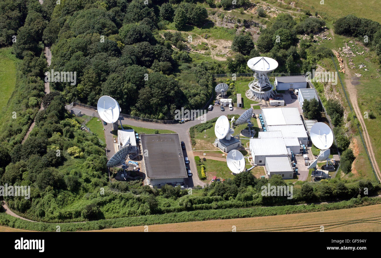 Vista aérea de la comunicación antenas parabólicas en Tackley, North Oxford, UK Foto de stock