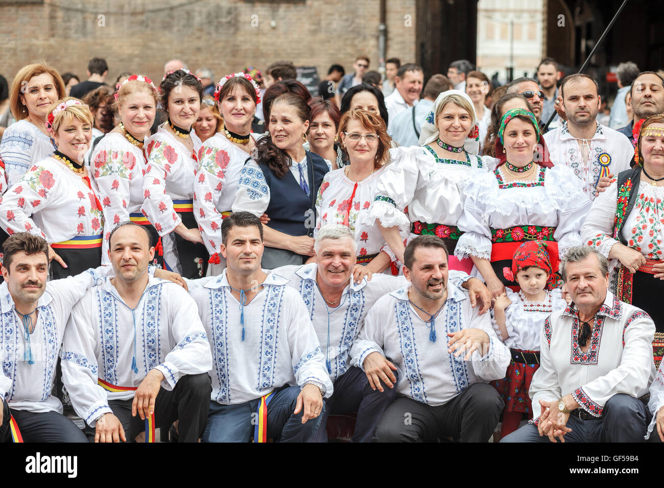 Pueblo rumano vistiendo blusa tradicional rumana 'ie' la celebración del Día Internacional de la blusa rumana o "Ia día' Foto de stock