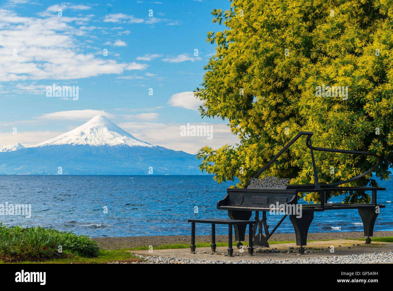 Frutillar, piano de metal en la costanera, Los Lagos, Chile. Piano de metal en la parte delantera el Volcán Osorno. Foto de stock