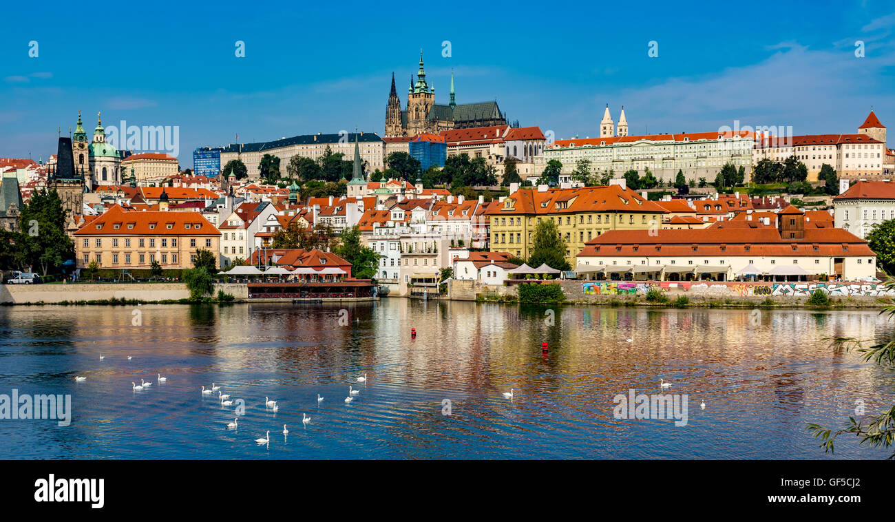 Ver el colorido de la ciudad vieja y el castillo de Praga con el río Vltava, República Checa Foto de stock