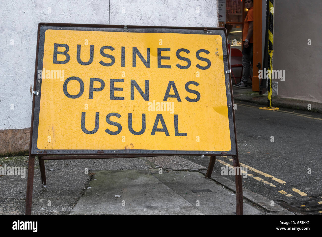Street sign - para la frase post-Brexit a menudo mencionada "Gran Bretaña está abierta a los negocios", "los negocios Como Siempre", efectos de Coronavirus en el comercio y las compras. Foto de stock
