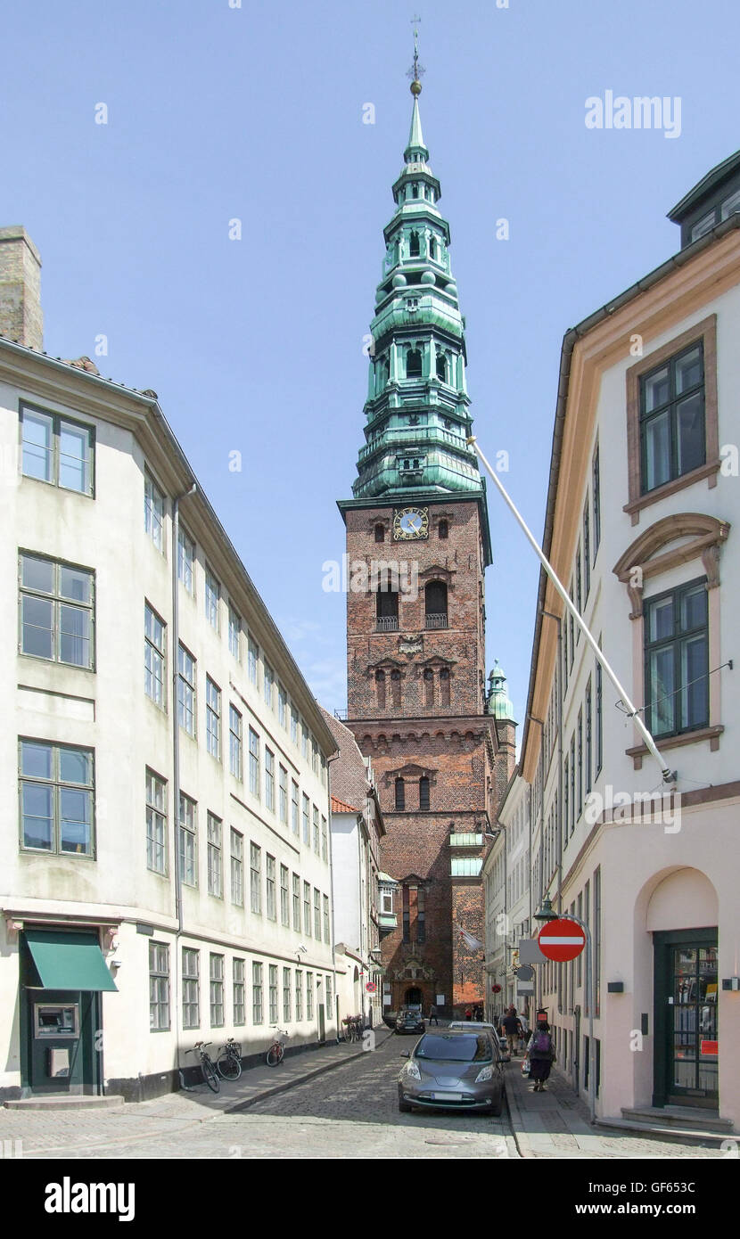 Vista de la ciudad con la iglesia de San Nicolás en Copenhague, capital de Dinamarca Foto de stock