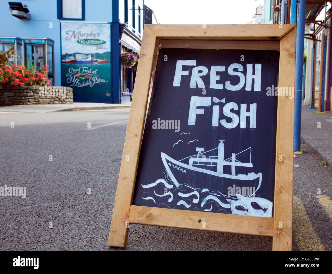 Signo de pescado fresco en Castletownbere, West Cork Foto de stock