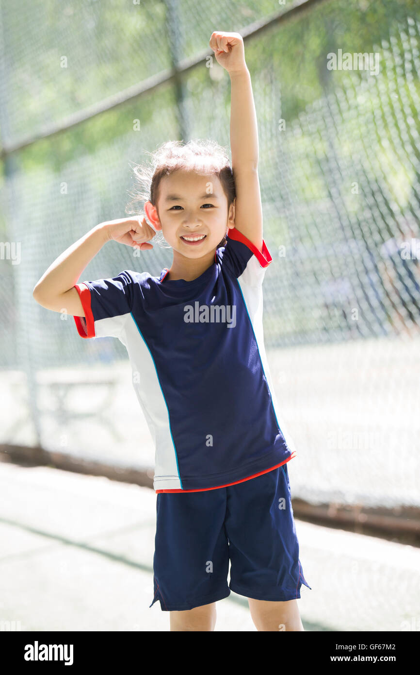 Feliz niña china en ropa deportiva Fotografía de stock - Alamy