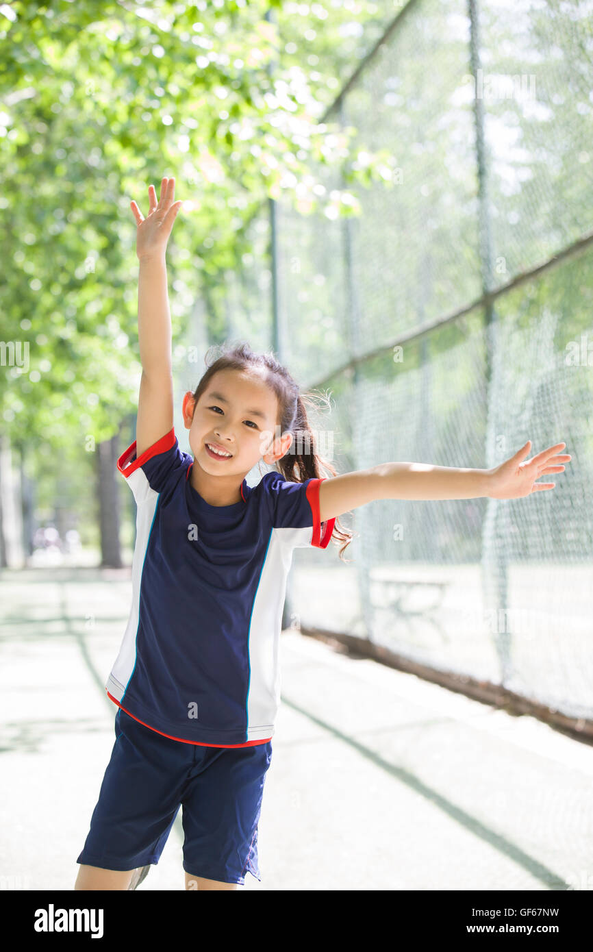 Feliz niña china en ropa deportiva Fotografía de stock - Alamy