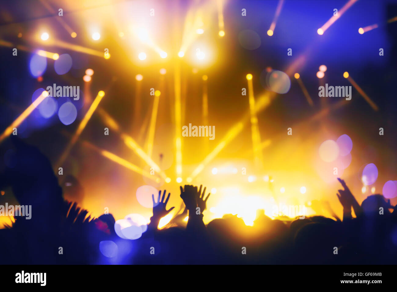 Multitud disfrutando de festival y conciertos de música en vivo Foto de stock