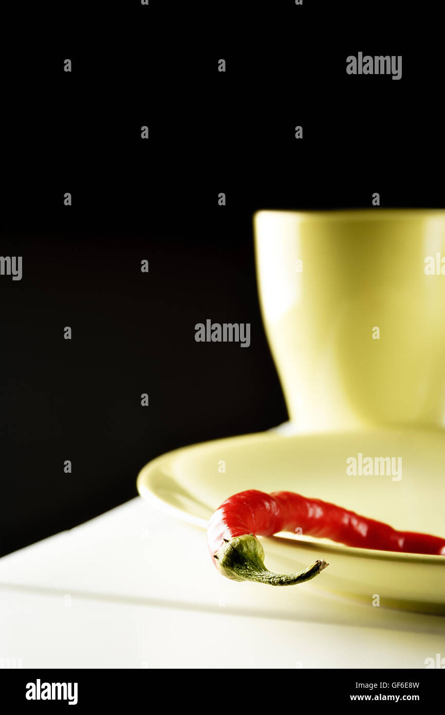 Pimiento rojo sobre verde sobre blanco plato de madera. Imágenes verticales. Foto de stock