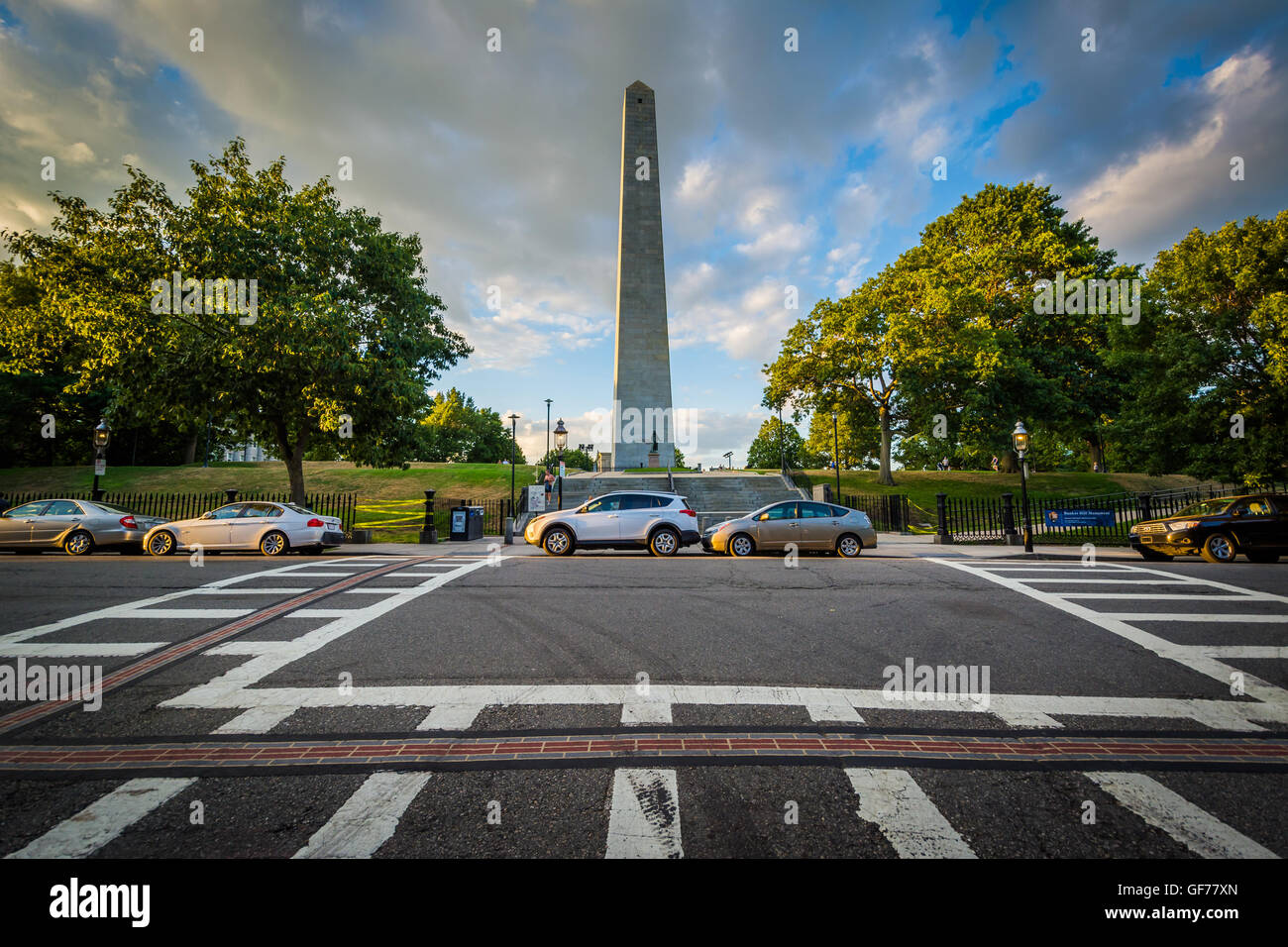 Intersección y el Bunker hill Monument, en Bunker Hill, en Charlestown, Boston, Massachusetts. Foto de stock