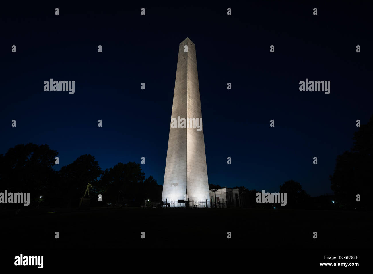 El Bunker hill Monument en la noche, en Bunker Hill, en Charlestown, Boston, Massachusetts. Foto de stock