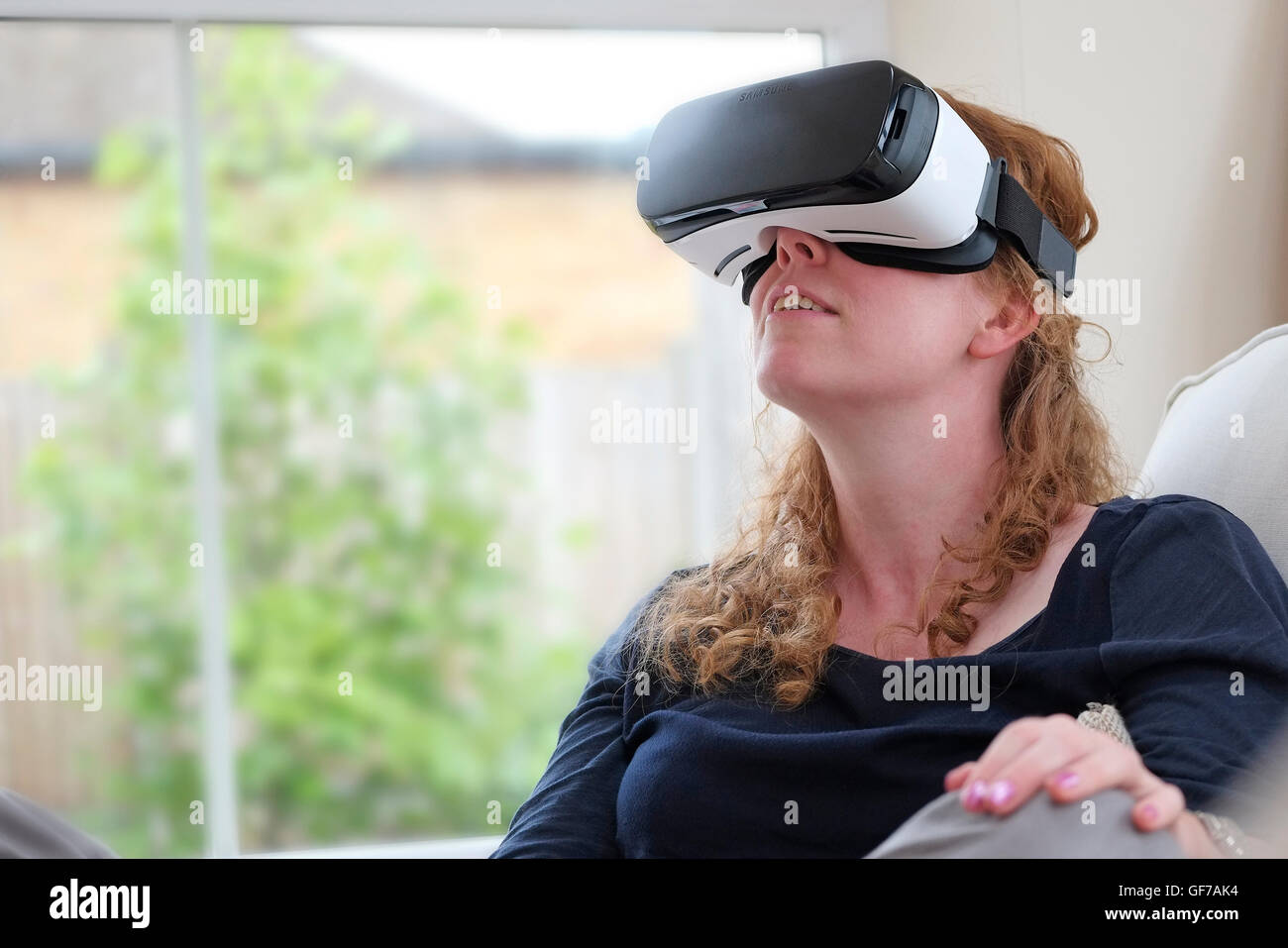 Casco de realidad virtual usado por persona femenina Foto de stock