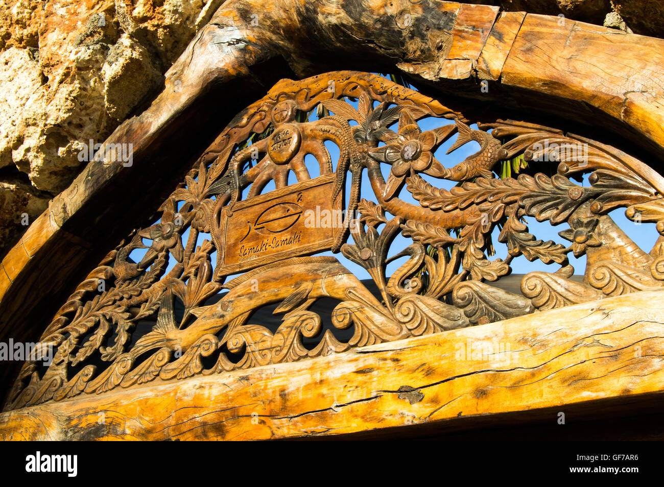 Dintel de madera tallada, un exclusivo restaurante, Oyster Bay, Dar-es-Salaam, Tanzania Foto de stock